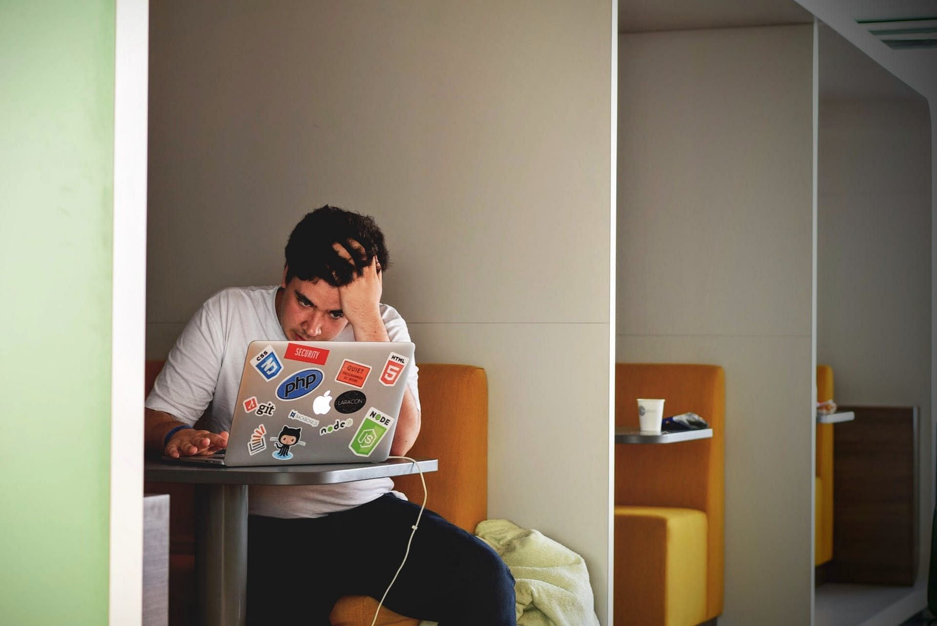 Reducing anxiety can help to eliminate eating disorders (Image via Pexels/ Tim Gouw)